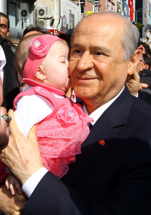 Bu arada MHP Genel Başkanı Bahçeli, kendisine verilen mesir macunlarını cami avlusundaki oyuncular ve vatandaşlarla paylaştı.